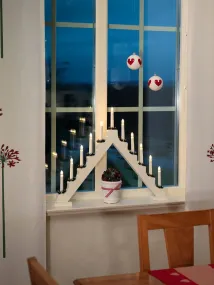 Candelabra 11 Lights Wit Van Konstsmide - Met zijn 11 kaarsen in een klassieke trapeziumvorm en decoratieve manchetten cre&euml;ert het een warme en feestelijke sfeer in huis.