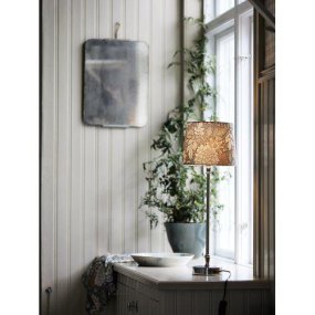 Liam 55cm Zilver/Groen tafellamp Van PR Home - De lampenvoet is 46 cm hoog en voorzien van een 1,5 m lang kunststof snoer met een aan/uit-schakelaar op ongeveer 30 cm van de lamp.