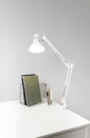 Venla Wit klemlamp Van Airam - Klassieke en tijdloze bureaulamp en binnenverlichting.