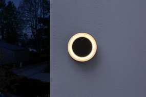 Ring Donkergrijs buitenlamp Van Osram - Tillverkad av aluminium och med IP44-klassning &auml;r den t&aring;lig mot v&auml;der och passar perfekt f&ouml;r fasader, entr&eacute;er och uteplatser.