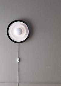Diablo Ø30 Zwart wandlamp Van Belid - Dit model heeft een diameter van 30 cm, een hoogte van 40 cm en een breedte van 40 cm.