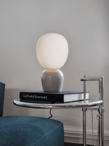 Buddy 34cm Greige tafellamp Van Belid - Met zijn gelijkmatige gloed en verfijnde design wordt Buddy een natuurlijk onderdeel van het huis, een metgezel die licht en karakter verspreidt voor generaties.