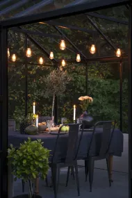 Startset Lichtketting Amber 10m Zwart Van Konstsmide - Geeft een warme en uitnodigende gloed die sfeer cre&euml;ert in de tuin, op het terras of balkon.