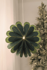 Marigold Ø45 Groente Van Markslöjd - De prachtige groene papierkleur geeft een zachte en moderne uitstraling en vormt een mooi contrast met de meer traditionele kerststerren.