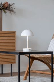 Holt LED 25cm Wit Draagbare Van House of Nordic - De klassiska formen i vit metall med silvriga detaljer bidrar med en harmonisk atmosf&auml;r till rummet.