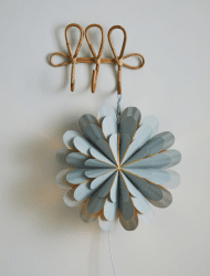 Marigold Ø45 Grijs Van Markslöjd - Goudsbloem zorgt voor een subtiel, harmonieus licht dat de kamer opfleurt en een ontspannen en stijlvolle sfeer cre&euml;ert tijdens Kerstmis.