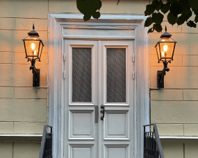 Eriksberg Geoxideerd koper buitenlamp Van Westal - De lantaarn heeft een onderkant van antiek zwart smeedijzer en een bovenkant van zwaar geoxideerd koper, wat hem een elegant en tijdloos design geeft.