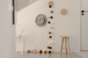 Irislights Shades 35-lights Veelkleurig Van Irislights - De bollen worden eenvoudig in de gewenste volgorde over de lampjes van het snoer bevestigd en kunnen vervolgens worden gebruikt als decoratief element voor een raam of als sfeervolle verlichting in een mand in de kinderkamer.