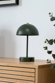 Holt LED 25cm Groente Draagbare Van House of Nordic - De klassiska formen i gr&ouml;n metall med detaljer i m&auml;ssing bidrar med en harmonisk atmosf&auml;r till rummet.