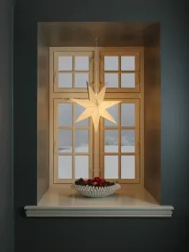 Papieren Ster Ø60 Wit Van Konstsmide - Ideaal om in het raam te hangen of tegen een mooie muur &ndash; een tijdloze decoratie die elke kamer met haar eenvoudige elegantie verfraait.