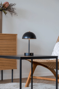 Holt LED 25cm Zwart Draagbare Van House of Nordic - De klassiska formen i svart metall med detaljer i m&auml;ssing bidrar med en harmonisk atmosf&auml;r till rummet.