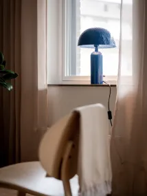 Carter 45cm Blauw tafellamp Van PR Home - afwerking, de kap heeft een diameter van 31 cm en is voorzien van een decoratief gehamerd patroon.