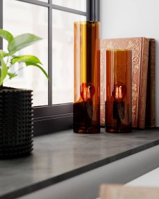 Flake 40cm Amber tafellamp Van By Rydéns - Met zijn elegante cilindervormige glas en de beschikbaarheid in trendy kleuren zoals donker amber, wit en groen, is Flake de perfecte lamp om stijl en sfeer te cre&euml;ren in uw huis.