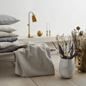 Lumi 43cm Ruw messing Van H. Skjalm P - De Lumi tafellamp in messing van H.