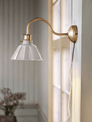 Margareta Ø18 Messing wandlamp Van Strömshaga - Kleine wandlamp met beige plaatstalen kap en messing voet.