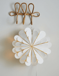 Marigold Ø45 Wit Van Markslöjd - De prachtige witte papierkleur geeft het een zachte en moderne uitstraling en vormt een mooi contrast met de meer traditionele kerststerren.
