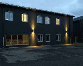 Magnum II Grijs buitenlamp Van Westal - Deze wandlamp geeft zowel omhoog als omlaag licht en is gemaakt van geanodiseerd aluminium, gepoedercoat in een aluminiumgrijze kleur.