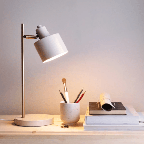 Ocean 43cm Beige bureaulamp Van Dyberg Larsen - De Ocean tafellamp van Dyberg Larsen is een door de jaren 50 geïnspireerde lamp met een charmant retrodesign en een modern tintje.