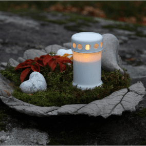 LED Grafkaars Serene Wit Van Star Trading - Een prachtige witte grafkaars met een mooie gloed die oplicht in het donker.