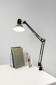 Venla Zwart klemlamp Van Airam - Klassieke en tijdloze bureaulamp en binnenverlichting.