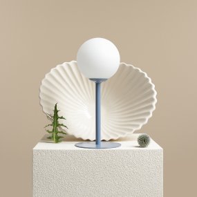 Pinne 35cm Blauw tafellamp Van Artera - De ronde opaalbol verspreidt een zacht en aangenaam licht, ideaal om een warme en uitnodigende sfeer in de kamer te creëren.
