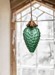 Druva Ø10 Groente raamlamp Van Strömshaga - De Druva plafondlamp creëert een uitnodigende en verfijnde sfeer door de fraaie combinatie van groen glas, de vorm van een druiventros en een messing lamphouder.
