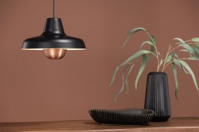 Högbyn Ø30 Zwart hanglamp Van Venture Design - H&ouml;gbyn is de logische keuze voor wie op zoek is naar een stijlvolle plafondlamp met een industrieel design.