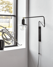 Swing 35cm Zwart wandlamp Van House Doctor - Het bekende draaibare ontwerp in een elegante zwarte afwerking wordt aangevuld met een charmante kleine lampenkap die een gezellige sfeer cre&euml;ert en een gevoel van verfijning geeft.