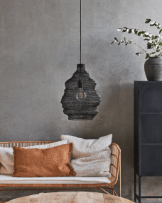 Mesh Ø30 Zwart Van House Doctor - Hang de plafondlamp van House Doctor boven de eettafel of keukentafel, in de slaapkamer of in een hoek van de woonkamer voor een prachtig lichteffect.