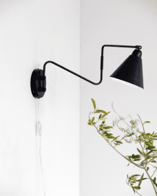 Game 70cm Zwart wandlamp Van House Doctor - Het zwarte metaal geeft de lamp een strak en modern tintje, waardoor hij in de meeste huizen past.