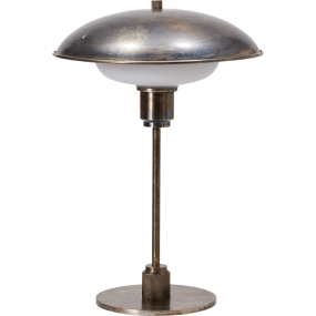 Boston 42cm Antiek bruin tafellamp Van House Doctor - Het is een moderne klassieker met een industriële touch dankzij het ijzeren materiaal en de oppervlaktebehandeling van de lampenkap en voet.