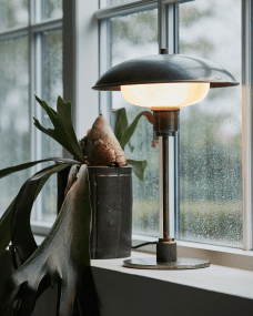 Boston 42cm Antiek bruin tafellamp Van House Doctor - Het is een moderne klassieker met een industriële touch dankzij het ijzeren materiaal en de oppervlaktebehandeling van de lampenkap en voet.