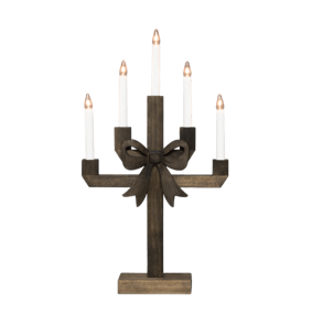 Kerstin Bruine vlek Van Pixie Design - Kerstin is een decoratieve kandelaar van hout met een donkerbruine beits, versierd met een grote strik die hem een charmante en speelse uitstraling geeft.