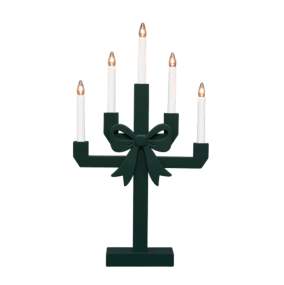 Kerstin Donkergroen Van Pixie Design - Kerstin is een decoratieve houten kandelaar, donkergroen geverfd en versierd met een grote strik die hem een charmante en speelse uitstraling geeft.