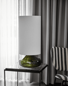 Matte 68cm Groente tafellamp Van House Doctor - Transformeer uw huis met deze verfijnde tafellamp, die een groene glazen voet combineert met een felle gebroken witte lampenkap.