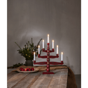 Tradition ROOD Van Star Trading - Traditionele houten kandelaar, rood geverfd, met decoratieve details.