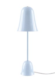 Blåklockan 50cm Lichtblauw tafellamp Van Globen Lighting - Het ontwerp is geïnspireerd op de nationale bloem van Zweden, met een zacht klokvormige kap en een slanke voet die doet denken aan de slanke steel van de blauwe klok.