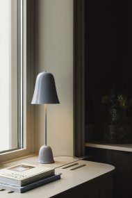 Blåklockan 50cm Lichtblauw tafellamp Van Globen Lighting - Het ontwerp is geïnspireerd op de nationale bloem van Zweden, met een zacht klokvormige kap en een slanke voet die doet denken aan de slanke steel van de blauwe klok.