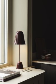 Blåklockan 50cm Bourgogne tafellamp Van Globen Lighting - Het ontwerp is geïnspireerd op de nationale bloem van Zweden, de blauwe klokjesbloem, met een zacht klokvormige kap en een slanke voet die doet denken aan de dunne steel van de blauwe klokjesbloem.