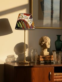 Julie 52cm Messing/veelkleurig tafellamp Van PR Home - De lamp heeft een prachtige messing voet in combinatie met een decoratieve, ovale lampenkap in een klassieke vorm, wat zorgt voor een tijdloze en harmonieuze uitstraling.