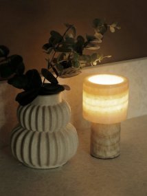 Lucie 16cm Natuur Draagbare Van PR Home - De oplaadbare tafellamp Lucie in marmer is een elegante en sfeervolle lamp die een prachtig, warm licht verspreidt.