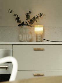 Lucie 16cm Natuur Van PR Home - Deze marmeren tafellamp is een elegant en luxueus interieurdetail dat een warme en aangename gloed verspreidt wanneer hij brandt.