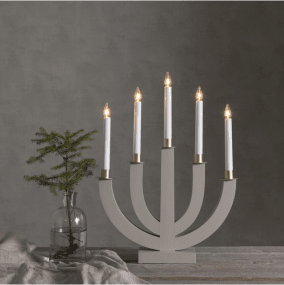 Eli Beige Van Star Trading - Prachtige houten kandelaar met vijf kaarsen en vergulde versiering, eenvoudig te plaatsen en zorgt voor een prachtige kerstsfeer, zowel in het raam als in de kamer.