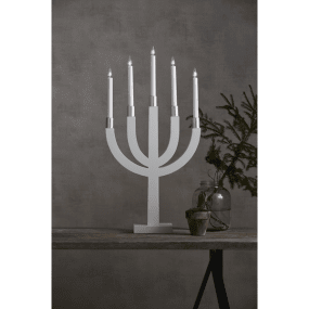 Elias Wit Van Star Trading - Witte houten kandelaar met zilverkleurige voet op de lampjes.