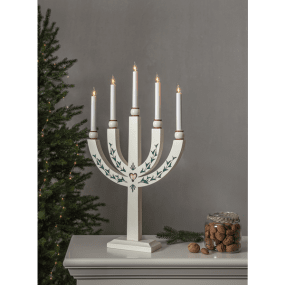 Elias Tradition Wit Van Star Trading - De Advent kandelaar is voorzien van 5 lichtbronnen die de kandelaar een gezellige verlichting en een huiselijke kerstsfeer geven.