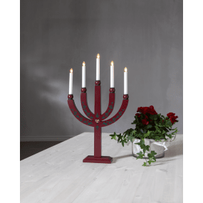 Elias Tradition ROOD Van Star Trading - De Advent kandelaar is voorzien van 5 lichtbronnen die de kandelaar een gezellige verlichting en een huiselijke kerstsfeer geven.
