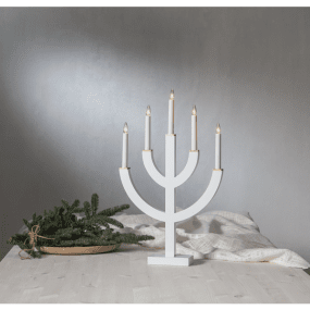 Anno Wit Van Star Trading - De kandelaar is modern en traditioneel tegelijk en past perfect in een raam of op tafel.