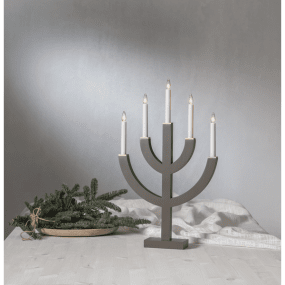 Anno Wrat Van Star Trading - De kandelaar is modern en traditioneel tegelijk en past perfect in een raam of op tafel.