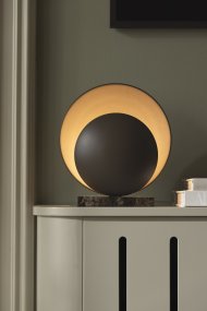 Orbit 32cm Bruin tafellamp Van Globen Lighting - De koffiebruine metalen kappen zijn gecombineerd met een marmeren voet, wat de lamp een esthetisch aantrekkelijke uitstraling geeft.