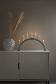 Arch 7 Lights Mat Grijs/Groen Van Konstsmide - Uitgerust met lichtbronnen die een aangenaam licht verspreiden en bijdragen aan een gezellige sfeer tijdens de kerstdagen.
